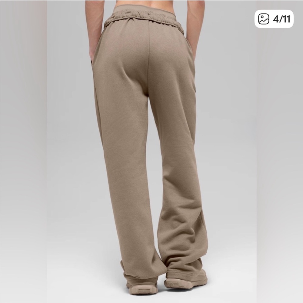 NWT ALO yoga Accolade Sweat Pant Straight Leg Size Medium Gravel Tan - Picture 2 of 3